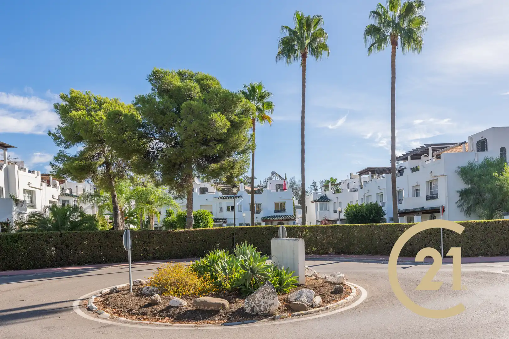 Vista exterior de Casa adosada en venta en Marbella con Aire acondicionado, Terraza y Piscina comunitaria