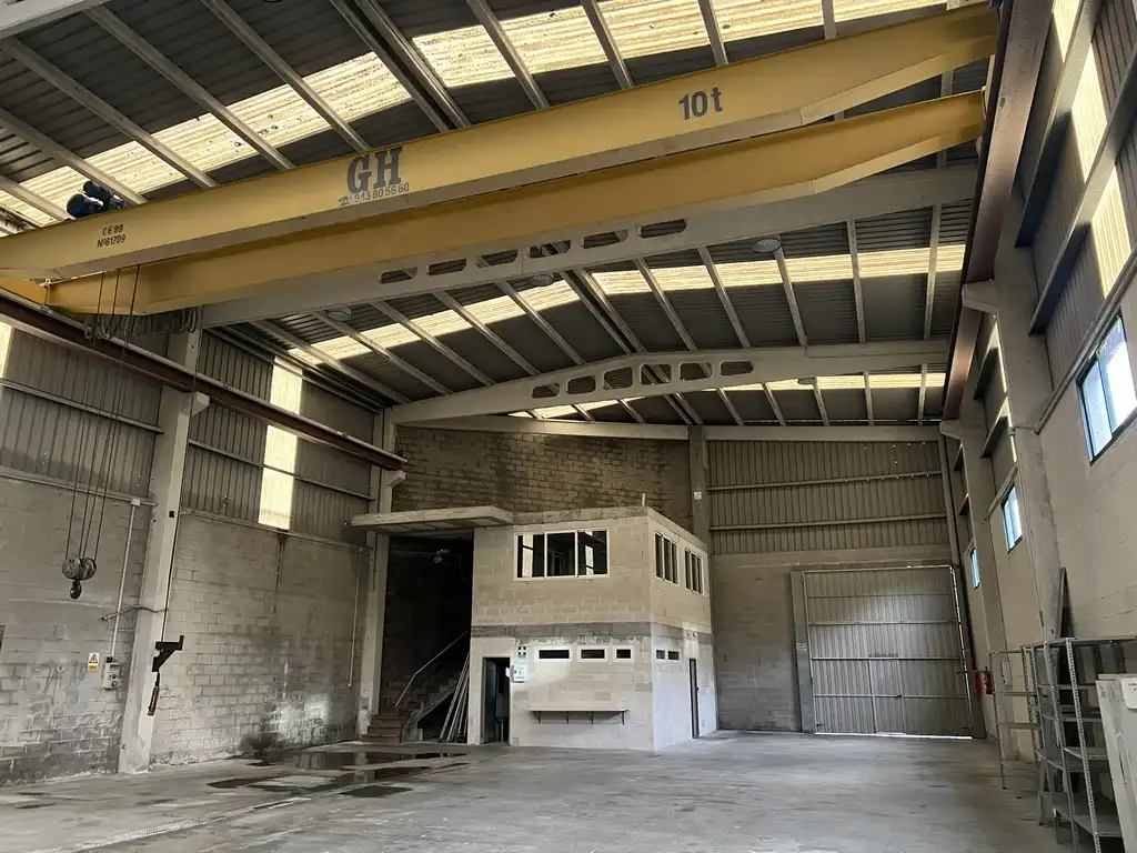 Exterior view of Industrial buildings for rent in Cambre 