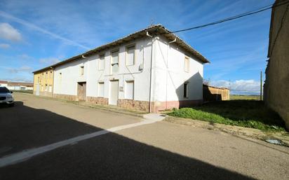 Vista exterior de Casa o xalet en venda en Santas Martas amb Jardí privat