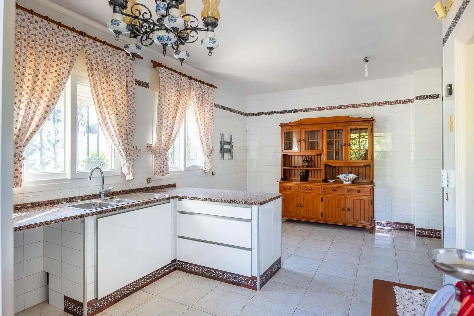 Cocina de Casa o chalet en venta en Gelves con Jardín privado y Piscina comunitaria