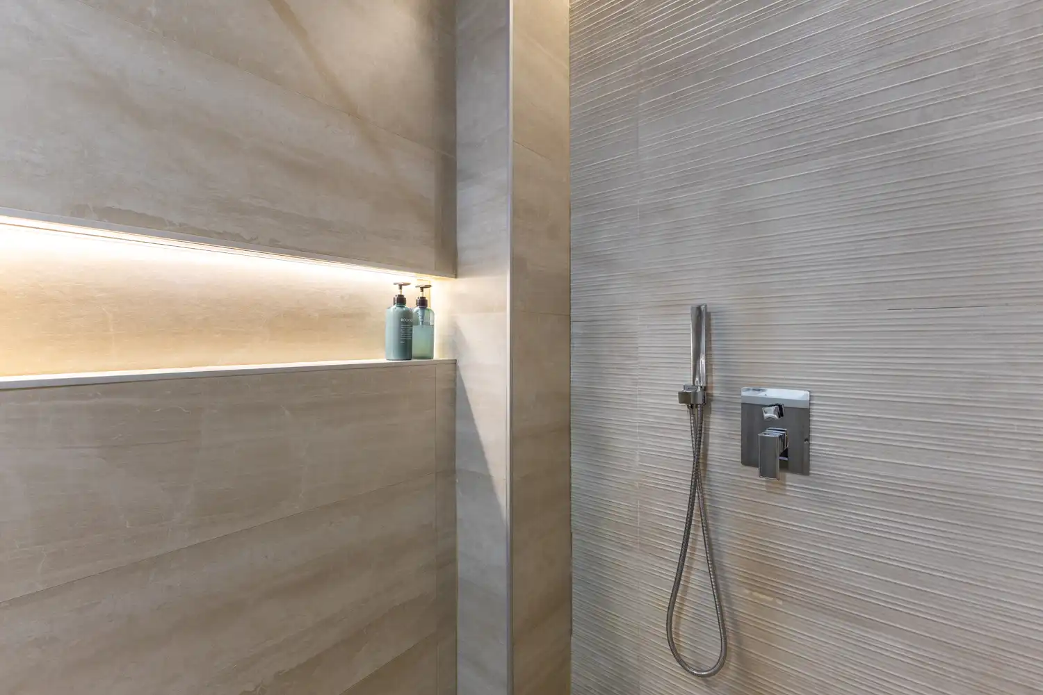 Bathroom of Flat for rent in Valencia  with Air Conditioner, Heating and Furnished