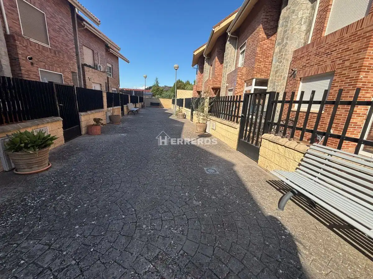 Vista exterior de Casa adosada en venda en Villamediana de Iregua amb Aire condicionat, Calefacció i Jardí privat