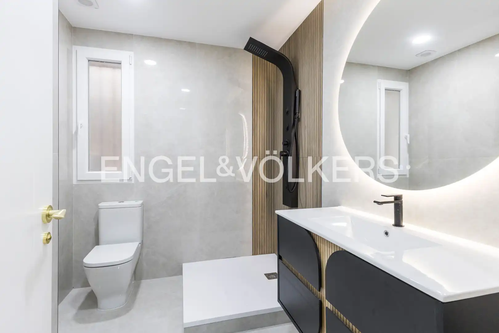 Bathroom of Flat for sale in Madrid  with Air Conditioner, Heating and Parquet flooring