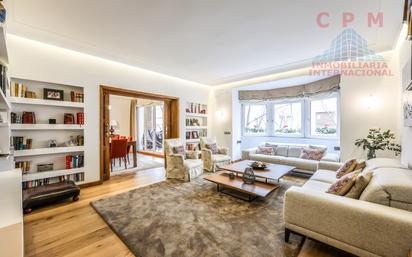 Living room of Flat to rent in  Madrid Capital  with Air Conditioner, Heating and Parquet flooring