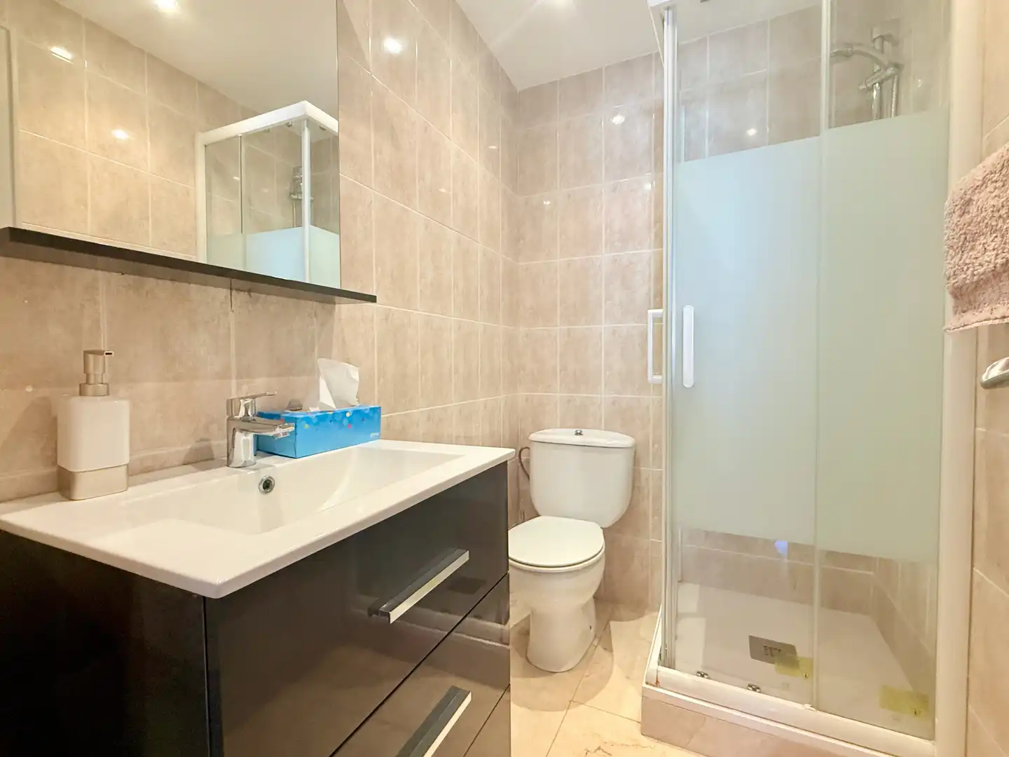 Baño de Apartamento de alquiler en Marbella con Terraza, Piscina y Piscina comunitaria