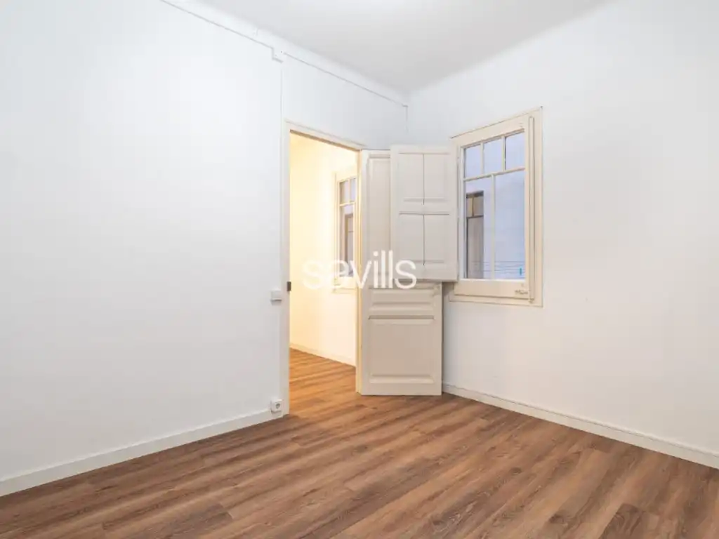 Dormitori de Apartament en venda en Barcelona amb Aire condicionat i Balcó