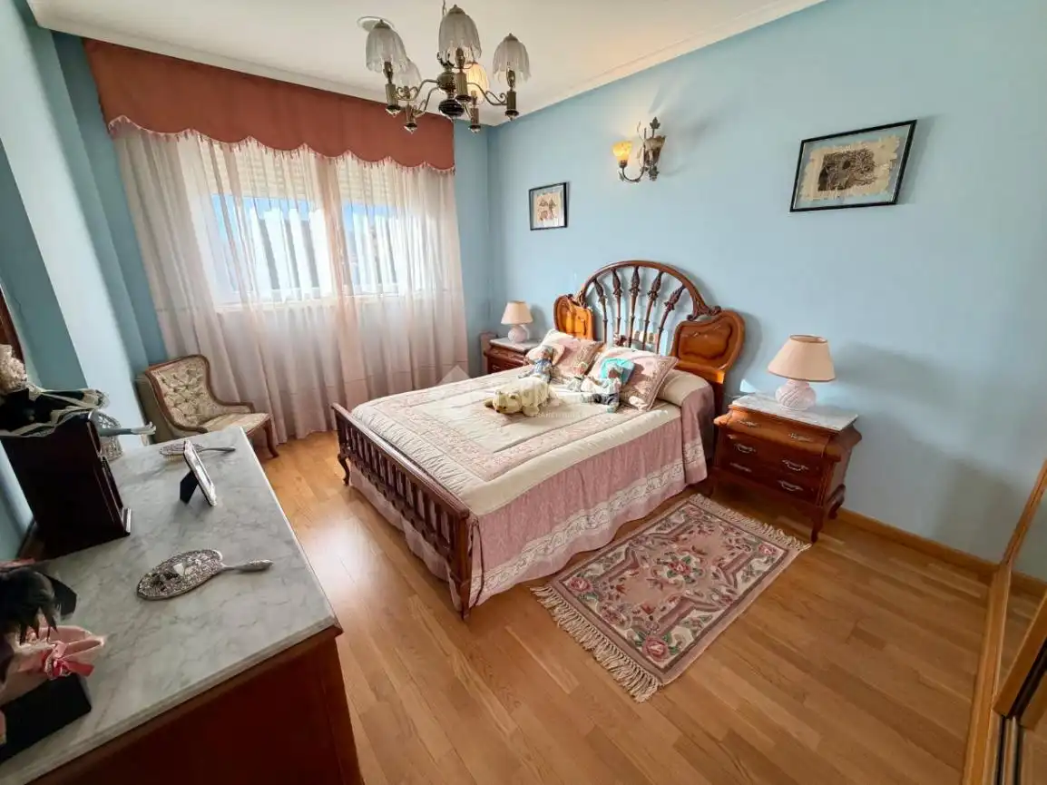 Dormitori de Casa adosada en venda en León Capital  amb Aire condicionat, Calefacció i Terrassa