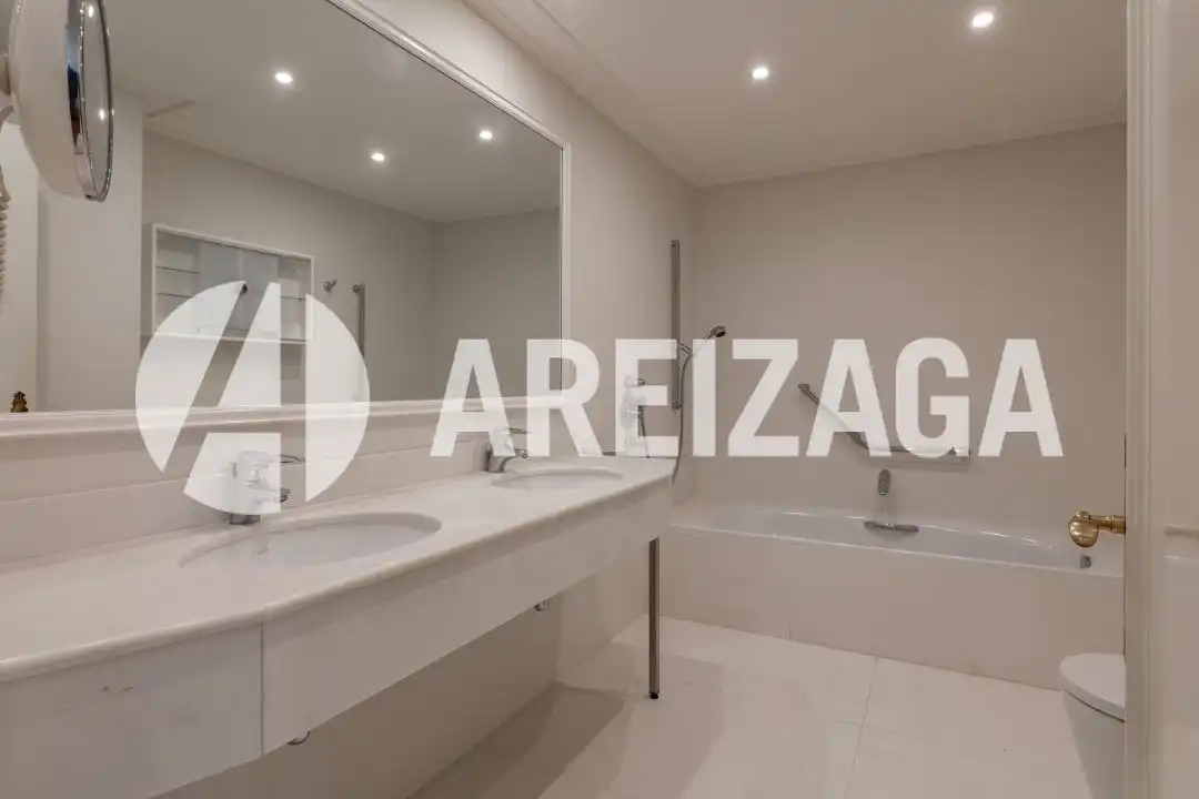 Bathroom of Flat for sale in Donostia - San Sebastián   with Air Conditioner, Heating and Terrace