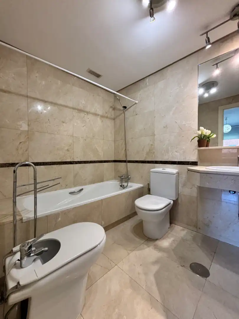 Badezimmer von Wohnung zum Verkauf in Majadahonda mit Klimaanlage, Heizung und Privatgarten
