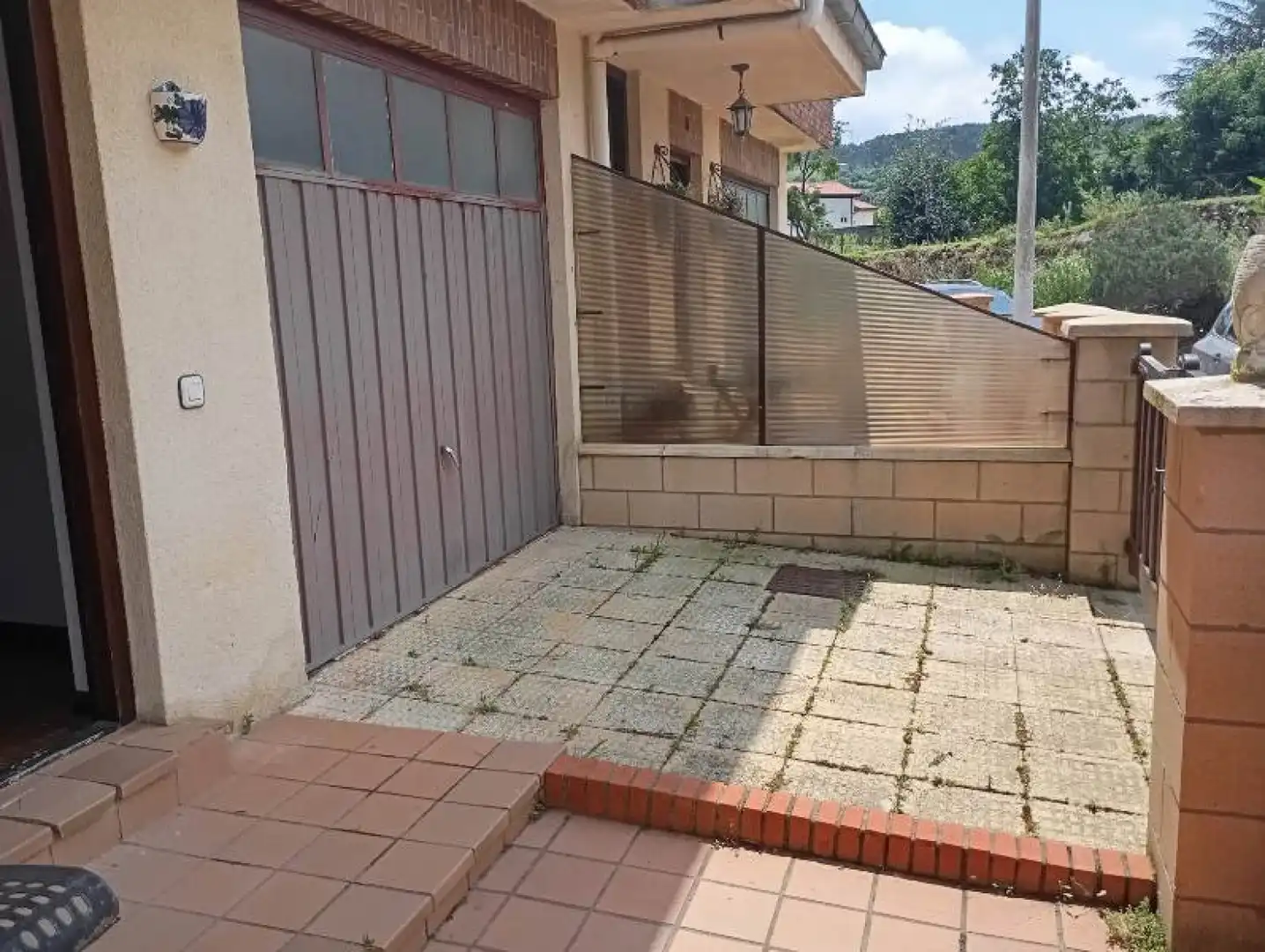 Parkplatz von Einfamilien-Reihenhaus zum Verkauf in Reocín mit Heizung und Terrasse