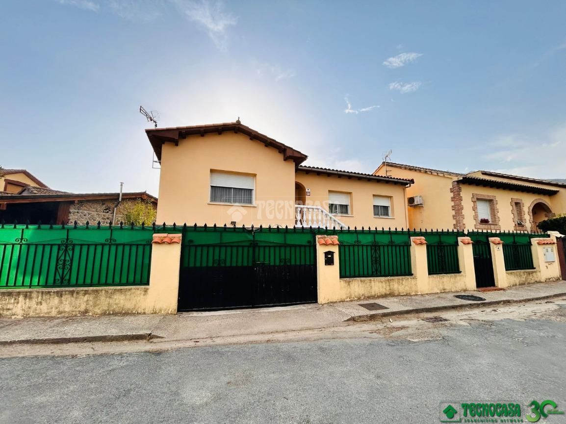 Exterior view of House or chalet for sale in Lanzahíta  with Air Conditioner and Heating