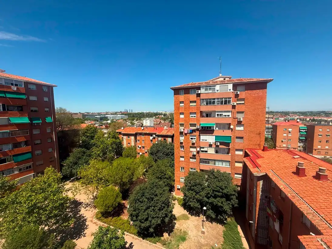 Vista exterior de Piso en venta en Madrid con Calefacción, Terraza y Amueblado