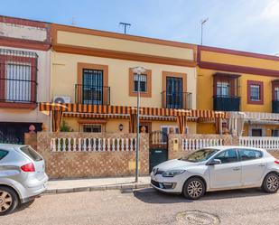 Exterior view of Single-family semi-detached for sale in  Sevilla Capital