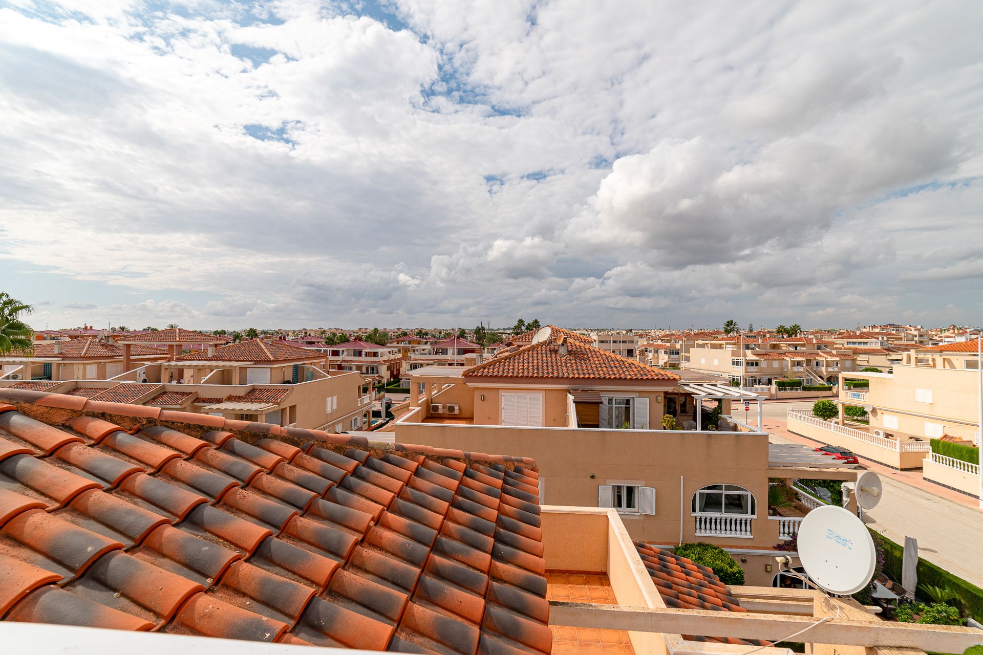 Vista exterior de Àtic en venda en Orihuela amb Aire condicionat, Calefacció i Terrassa