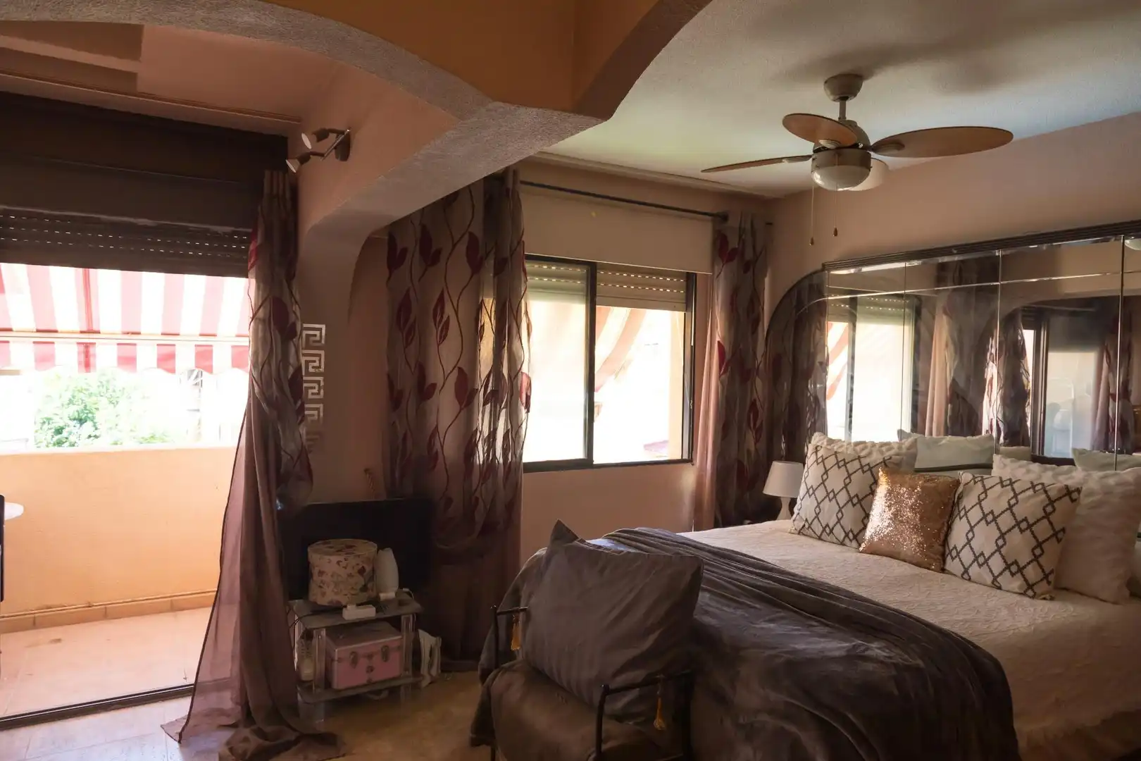 Habitación de Casa adosada en venta en San Vicente del Raspeig / Sant Vicent del Raspeig con Jardín privado, Terraza y Piscina