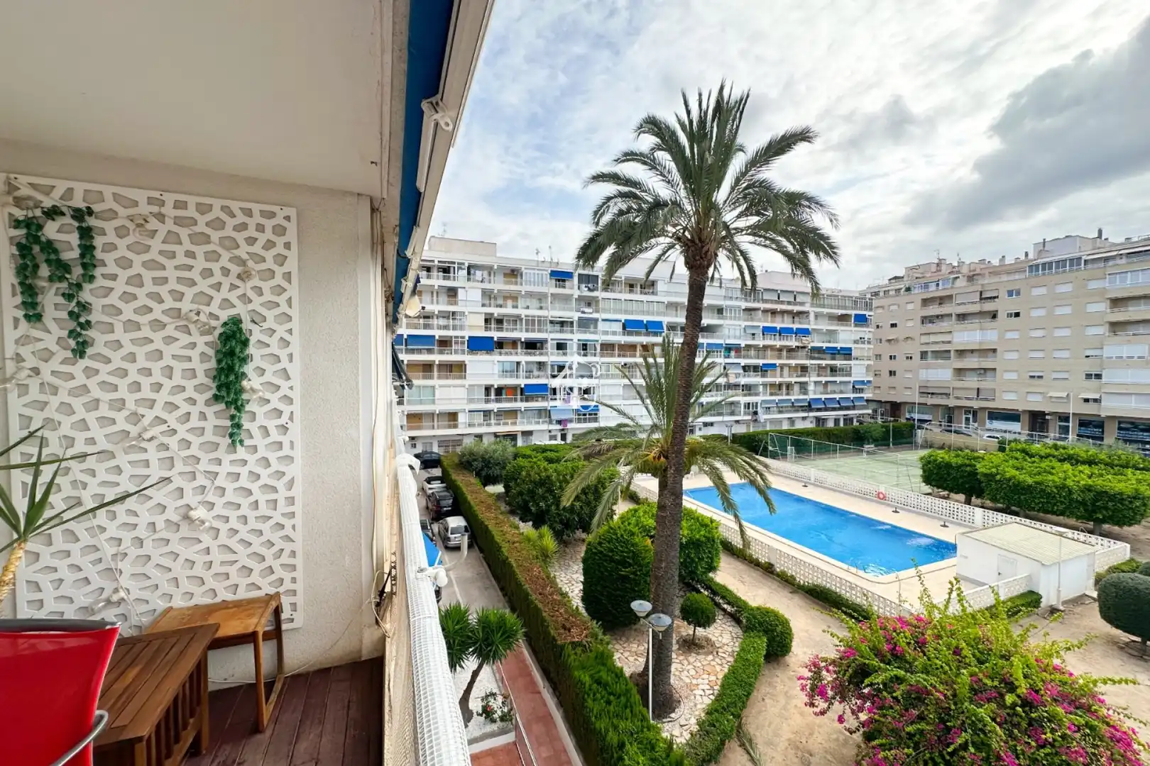 Vista exterior de Piso de alquiler en Torrevieja con Parquet, Terraza y Piscina