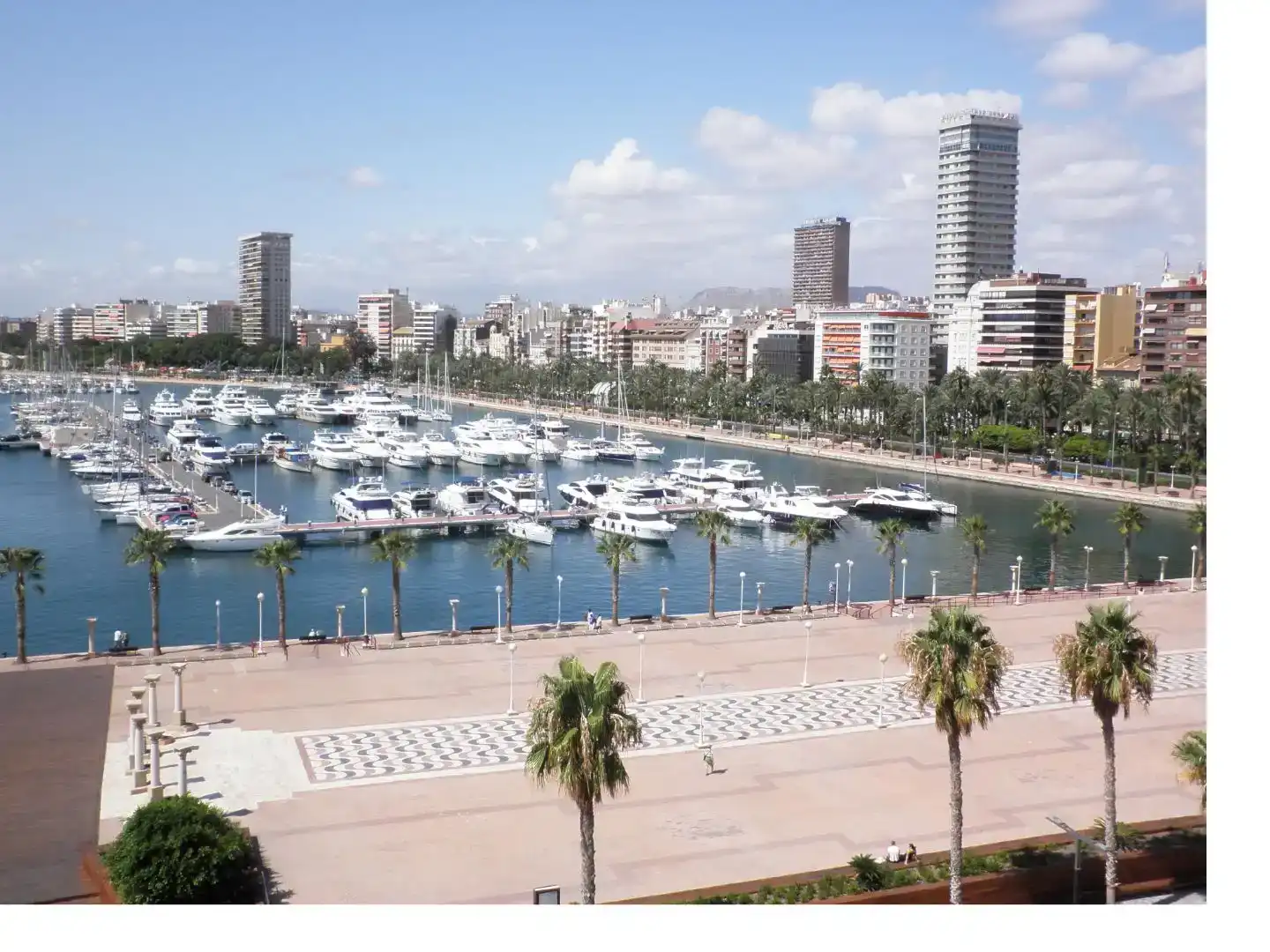 Vista exterior de Apartament en venda en Alicante / Alacant amb Aire condicionat, Piscina i Balcó