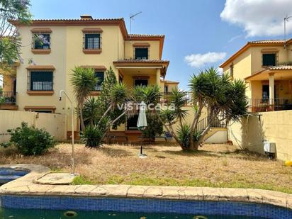 Exterior view of Single-family semi-detached for sale in Mairena del Alcor  with Air Conditioner, Terrace and Swimming Pool