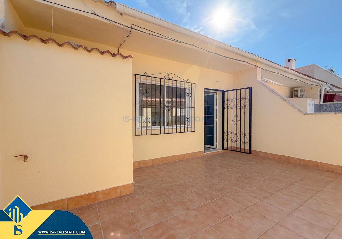 Vista exterior de Casa o xalet en venda en Guardamar del Segura amb Calefacció, Jardí privat i Parquet