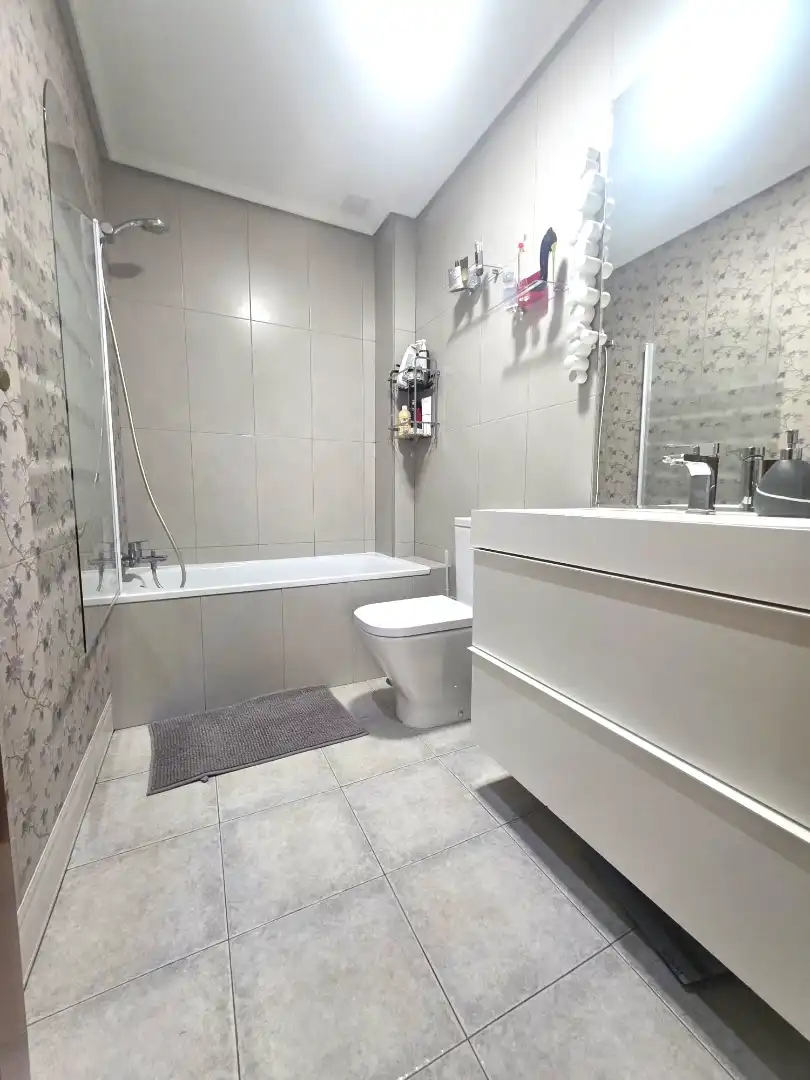 Bathroom of Flat for sale in Madrid  with Air Conditioner, Heating and Parquet flooring