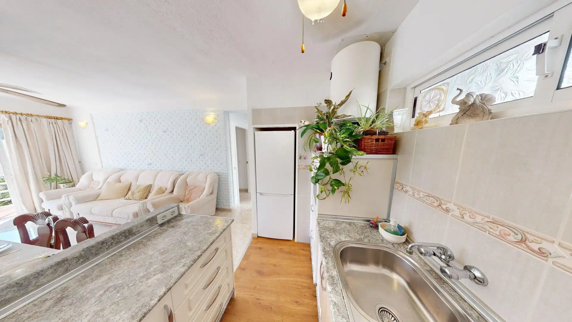 Küche von Wohnung zum Verkauf in Benalmádena mit Klimaanlage, Privatgarten und Terrasse