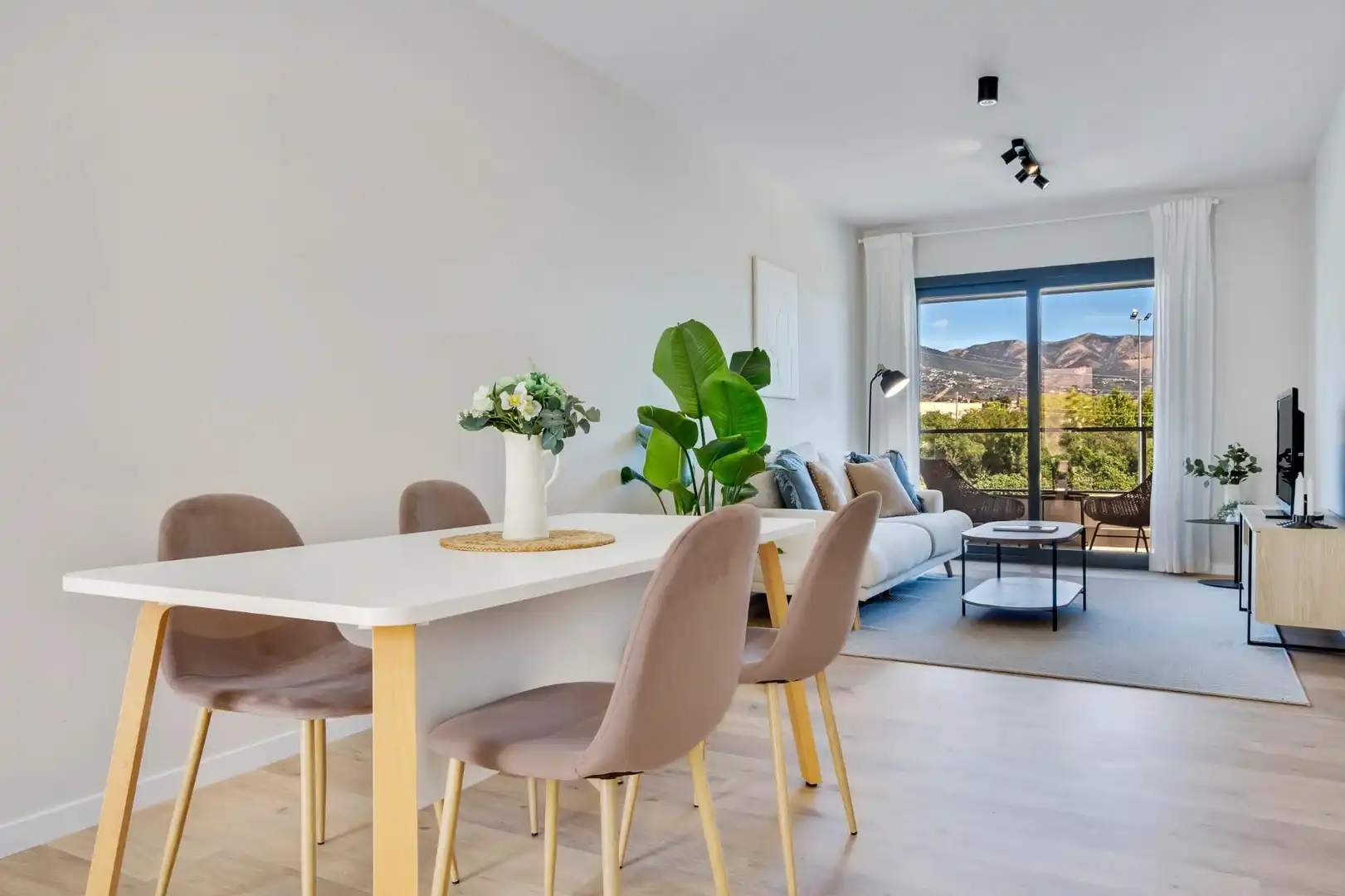 Menjador de Apartament en venda en Mijas amb Aire condicionat, Terrassa i Traster