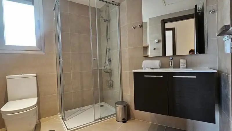 Baño de Apartamento de alquiler en Marbella con Aire acondicionado, Calefacción y Terraza