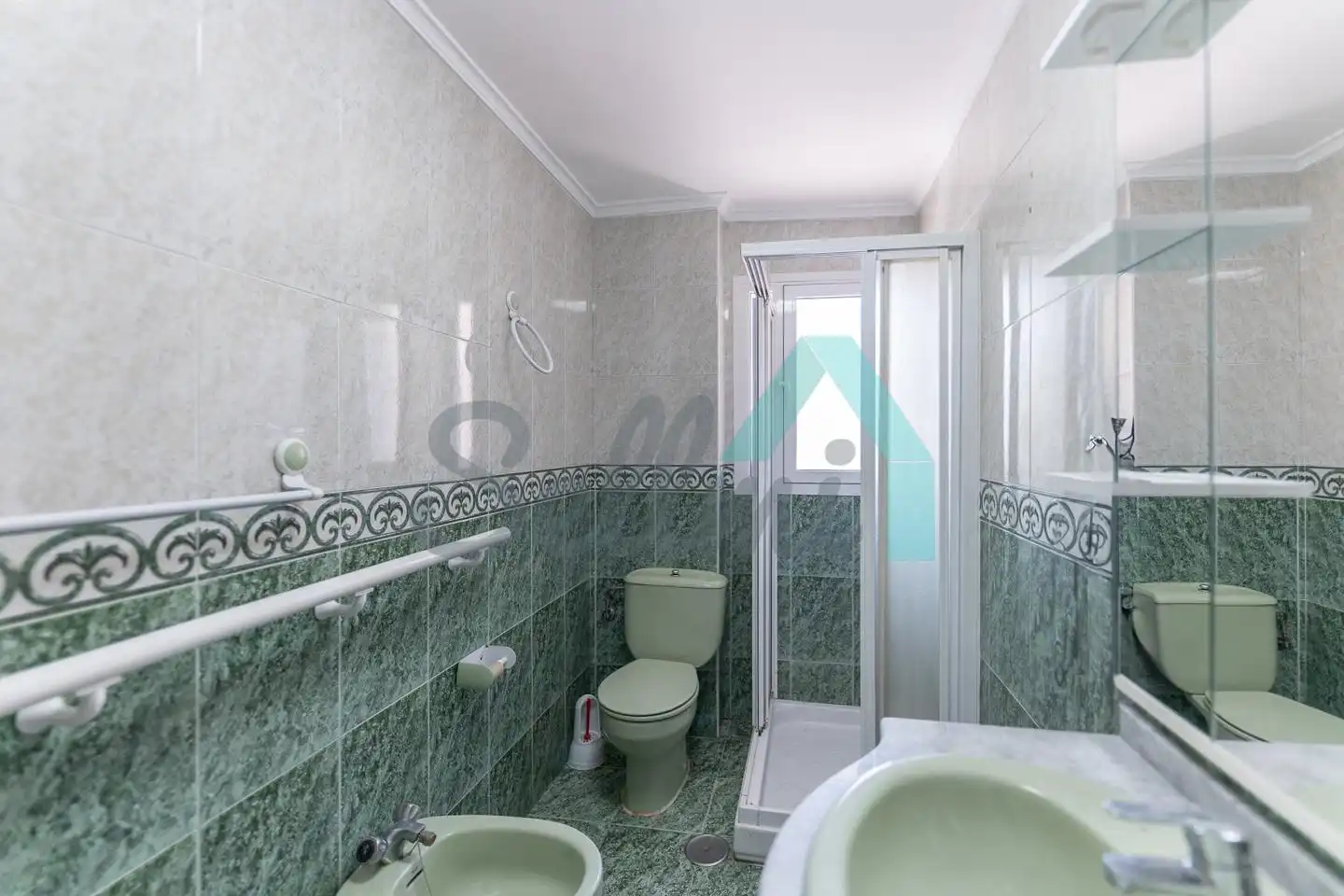 Bathroom of Ground floor for rent in Avilés  with Heating and Furnished