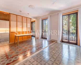 Exterior view of Flat for sale in  Barcelona Capital  with Air Conditioner, Oven and Microwave