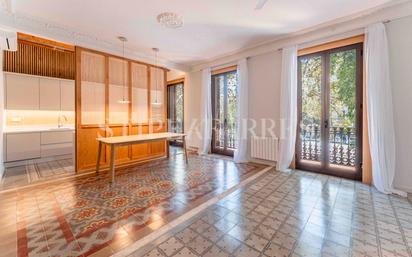 Exterior view of Flat for sale in  Barcelona Capital  with Air Conditioner, Oven and Microwave