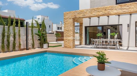 Villa moderna en venta en Ciudad Quesada, una urbanización popular en la Costa Blanca Sur. La villa está construida en la parcela, imatge 4