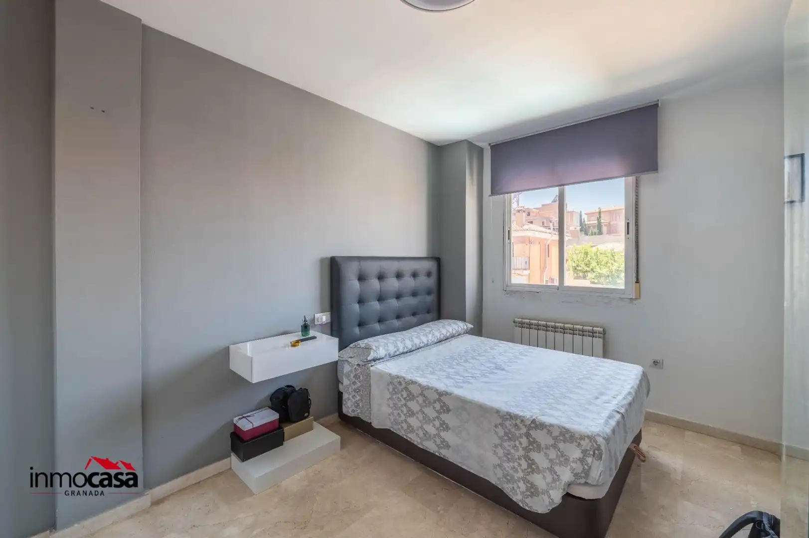 Habitación de Casa adosada en venta en Jun con Aire acondicionado, Jardín privado y Piscina
