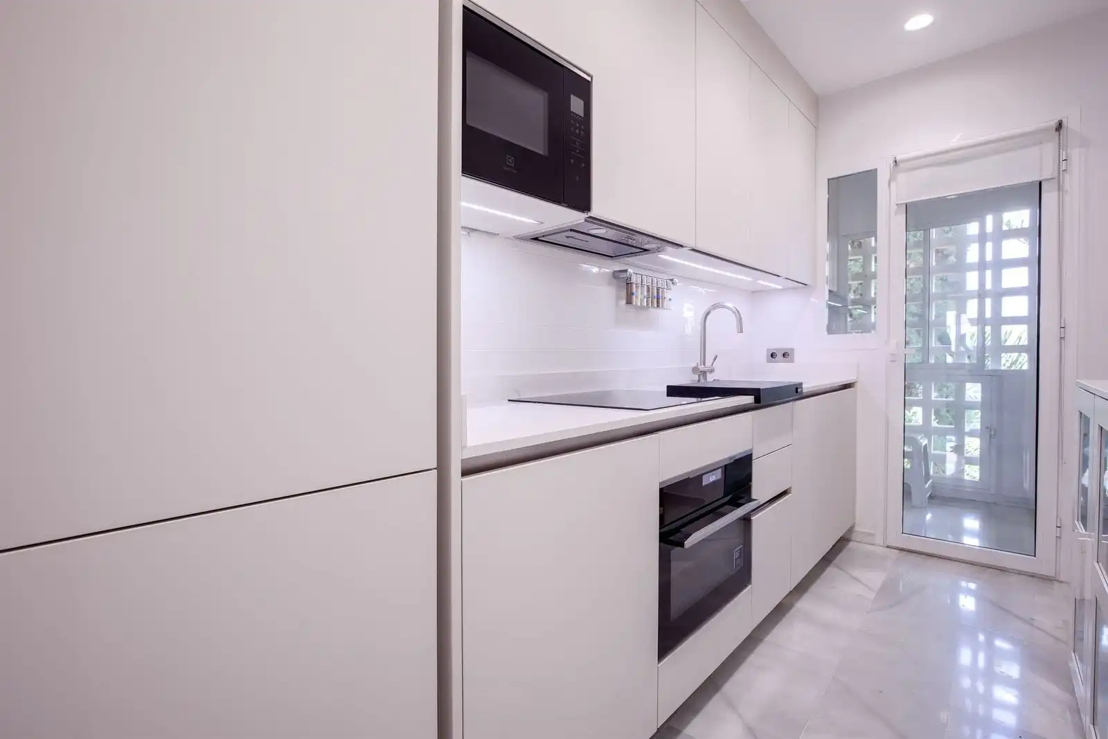 Küche von Maisonette zum Verkauf in Marbella mit Klimaanlage, Terrasse und Abstellraum