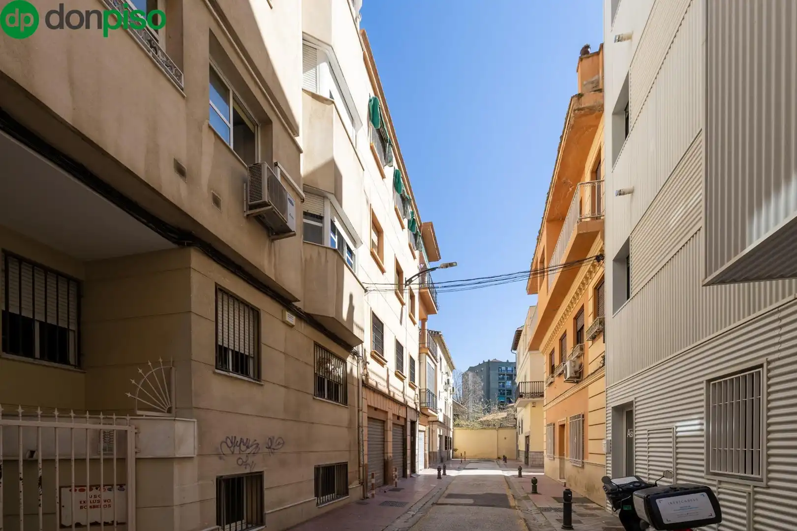 Außenansicht von Erdgeschoss zum Verkauf in Granada