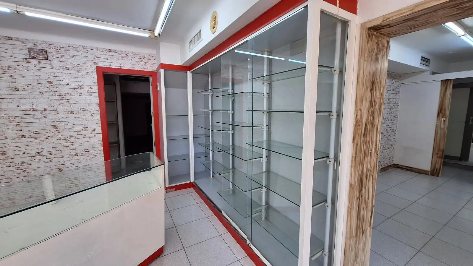 Local comercial de lloguer a Comte Vilardaga, imagen 4