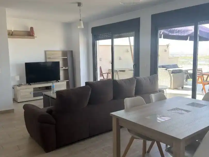 Sala d'estar de Àtic de lloguer en Santa Pola amb Aire condicionat, Piscina i Balcó