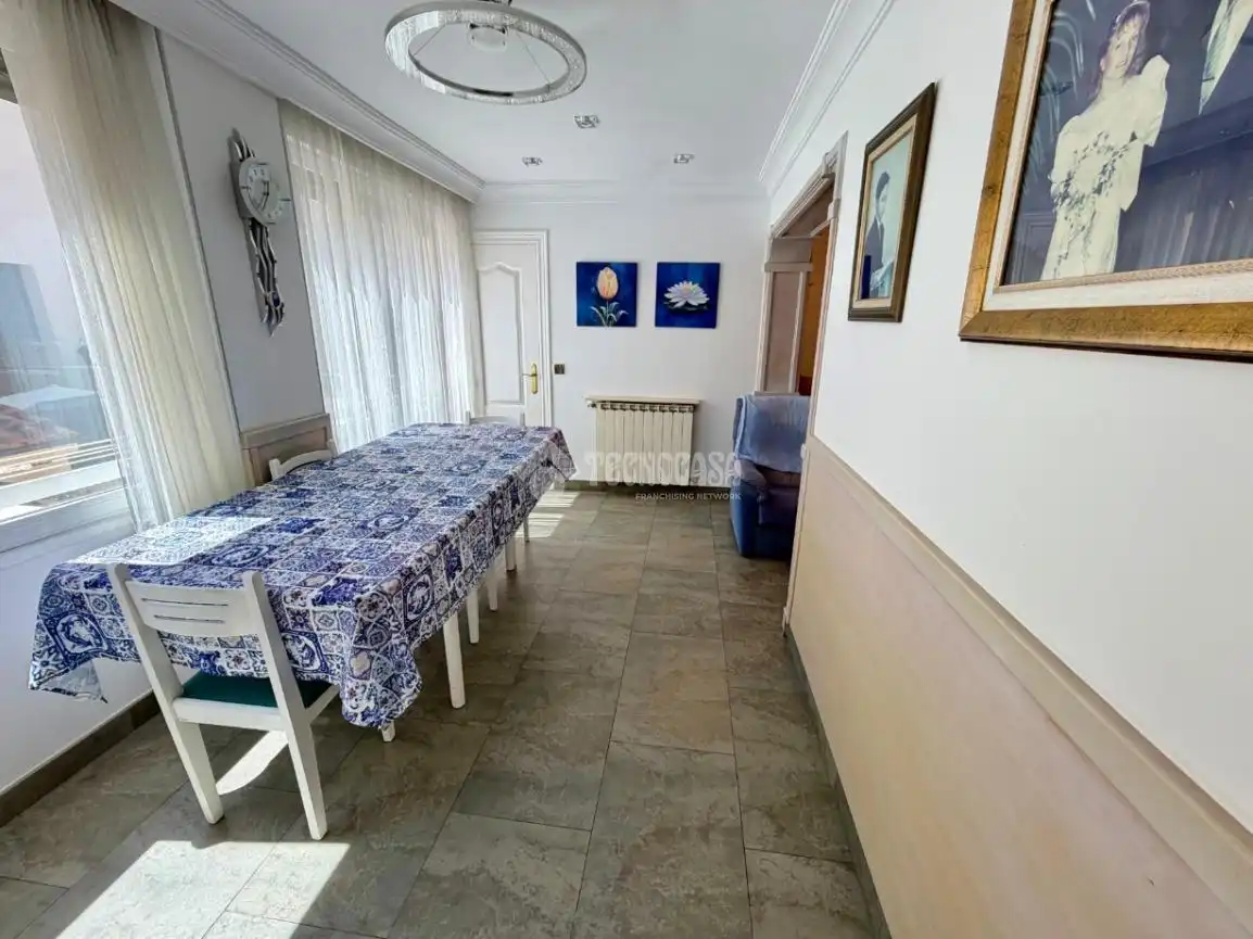 Comedor de Casa adosada en venta en León Capital  con Parquet, Terraza y Amueblado