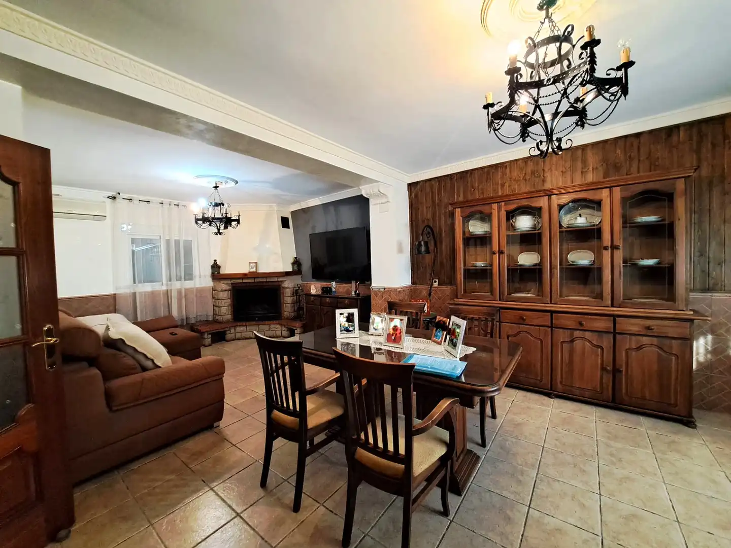 Sala d'estar de Casa adosada en venda en Fuente Vaqueros amb Terrassa i Moblat