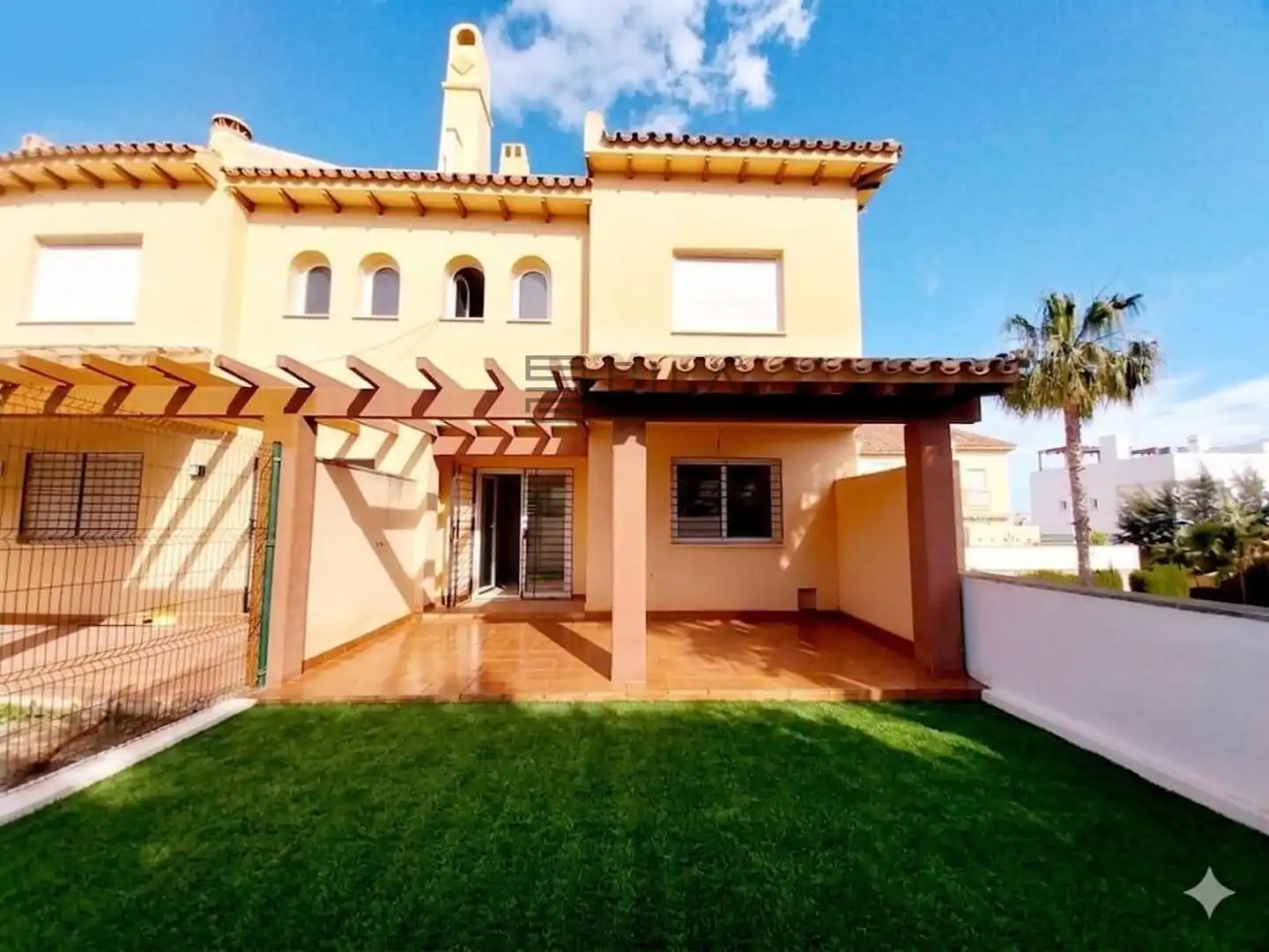 Adosado con piscina en venta en Urb. Adarves de Calypso