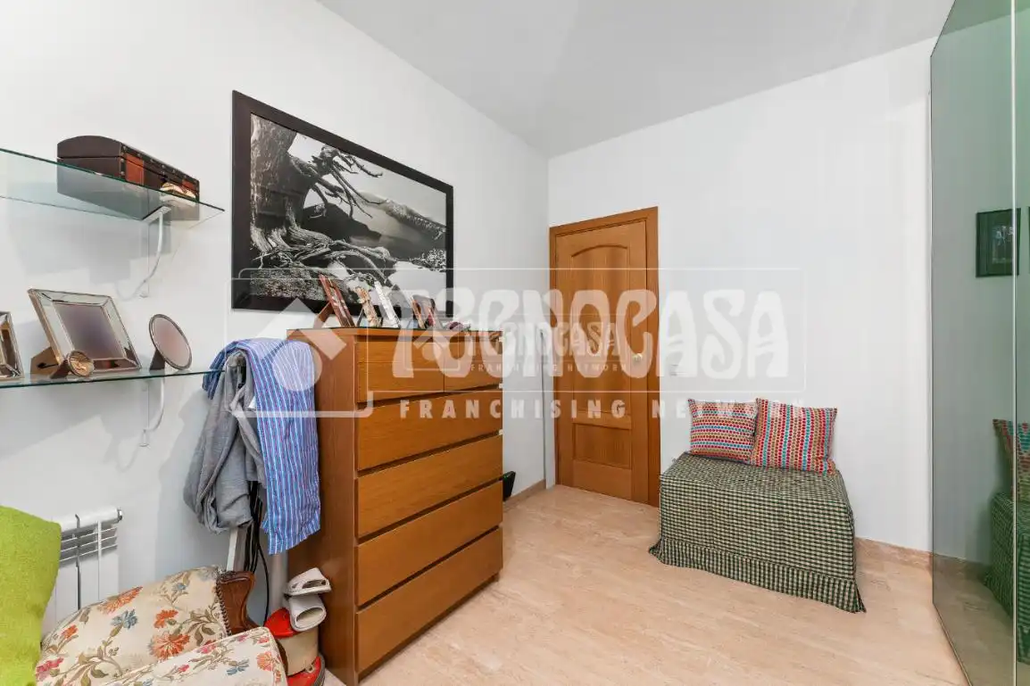 Dormitori de Pis en venda en Cornellà de Llobregat amb Balcó