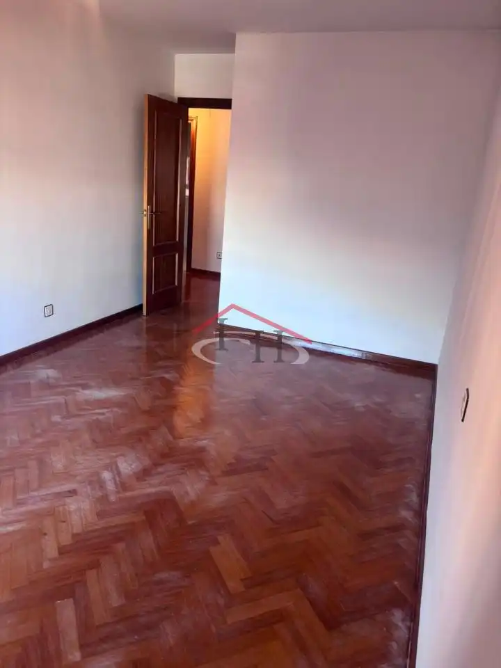 Dormitori de Pis en venda en León Capital  amb Calefacció, Terrassa i Traster