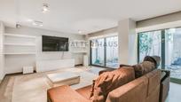 Sala d'estar de Casa o xalet en venda en  Madrid Capital amb Aire condicionat, Calefacció i Jardí privat