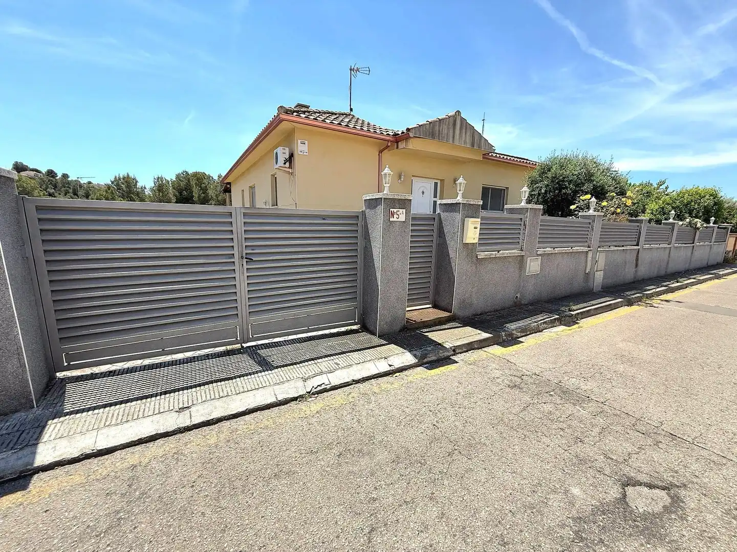 Vista exterior de Casa o xalet en venda en Calafell amb Aire condicionat, Calefacció i Jardí privat
