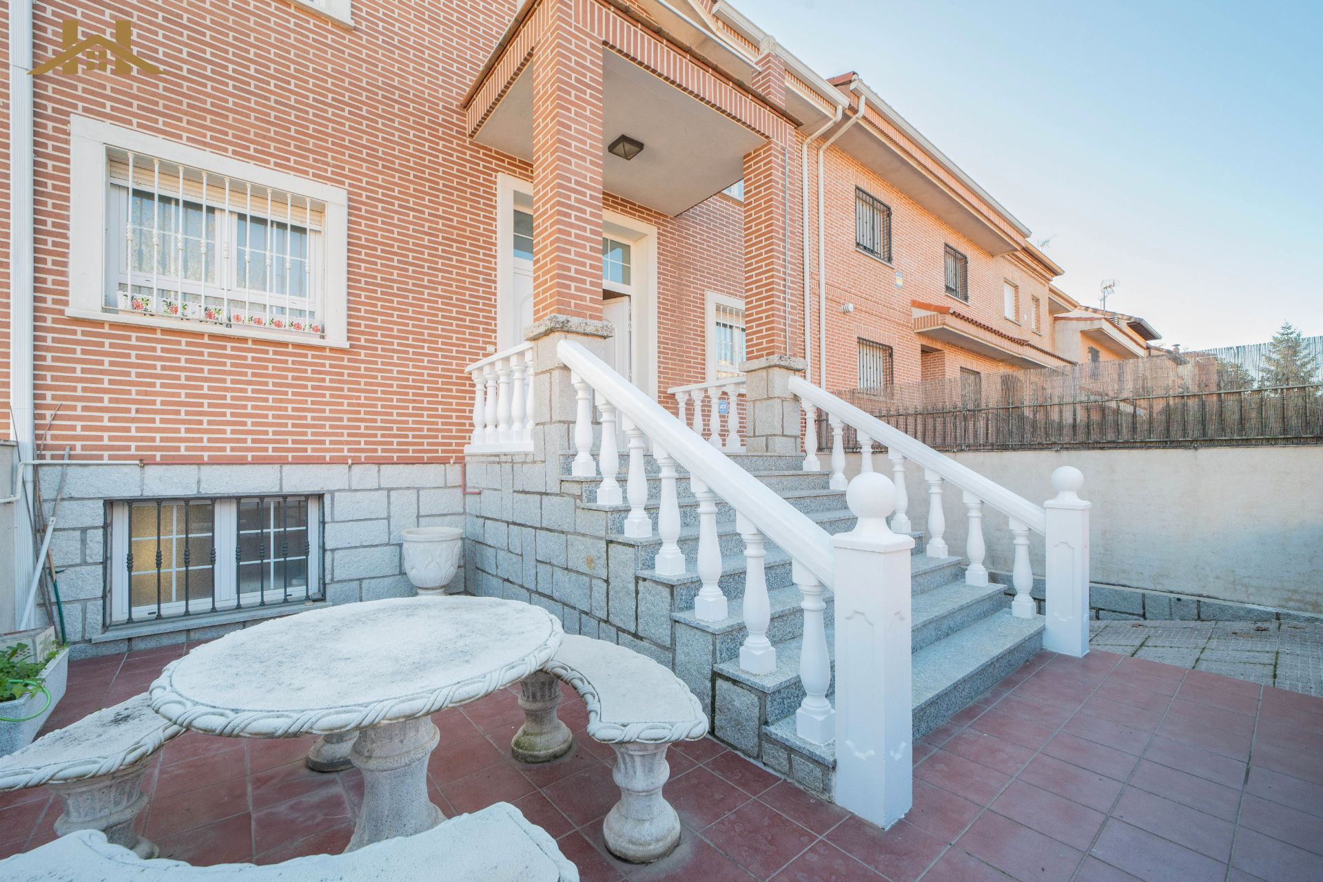 Vista exterior de Casa adosada en venda en Navalcarnero amb Calefacció, Jardí privat i Traster