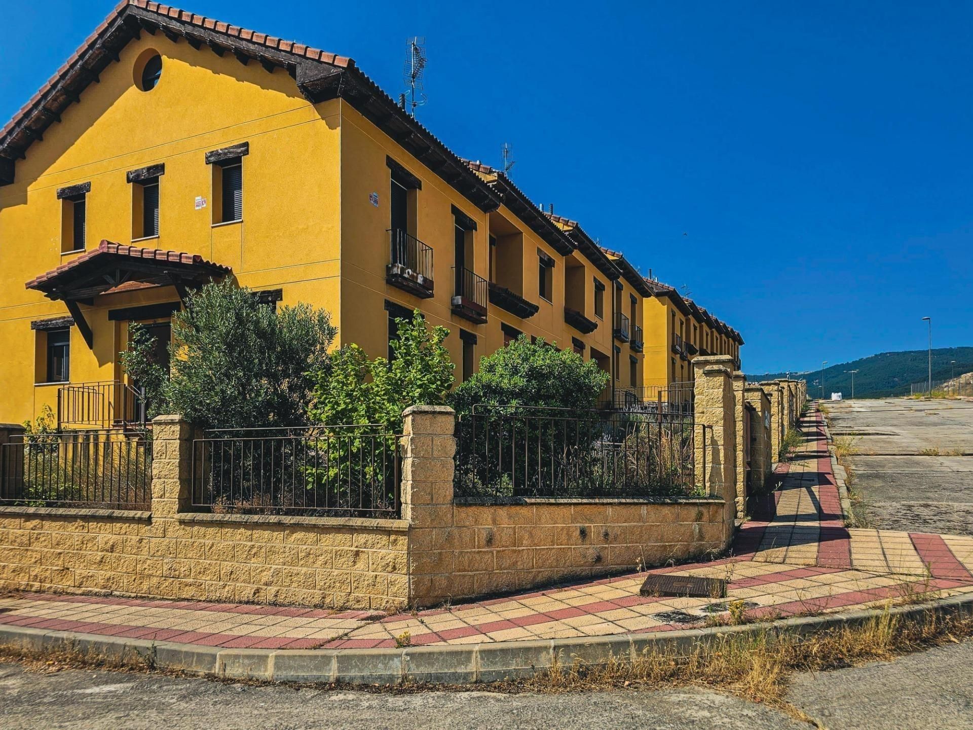 Vista exterior de Casa o xalet en venda en El Tiemblo  amb Calefacció, Jardí privat i Terrassa