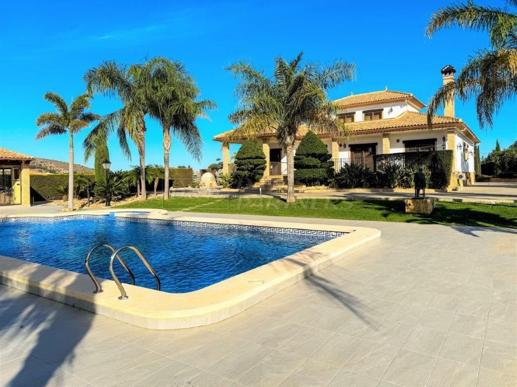 Vista exterior de Casa o xalet en venda en Orihuela amb Aire condicionat, Jardí privat i Traster