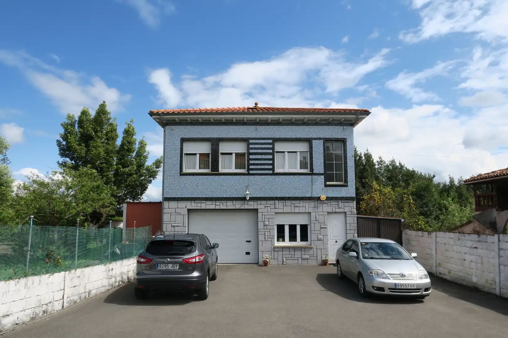 Außenansicht von Haus oder Chalet zum Verkauf in Avilés mit Heizung und Privatgarten