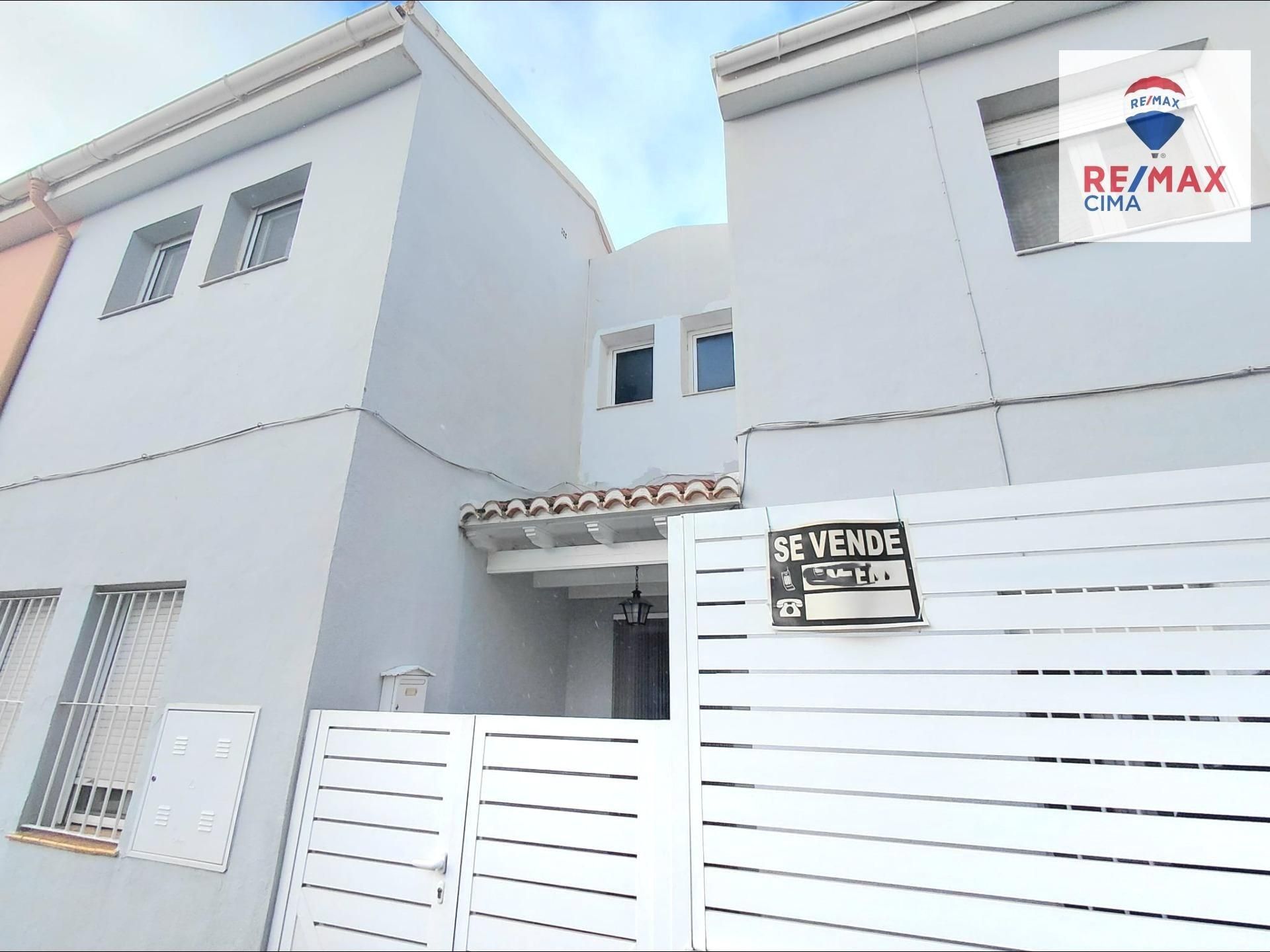 Vista exterior de Casa adosada en venda en Baza amb Calefacció