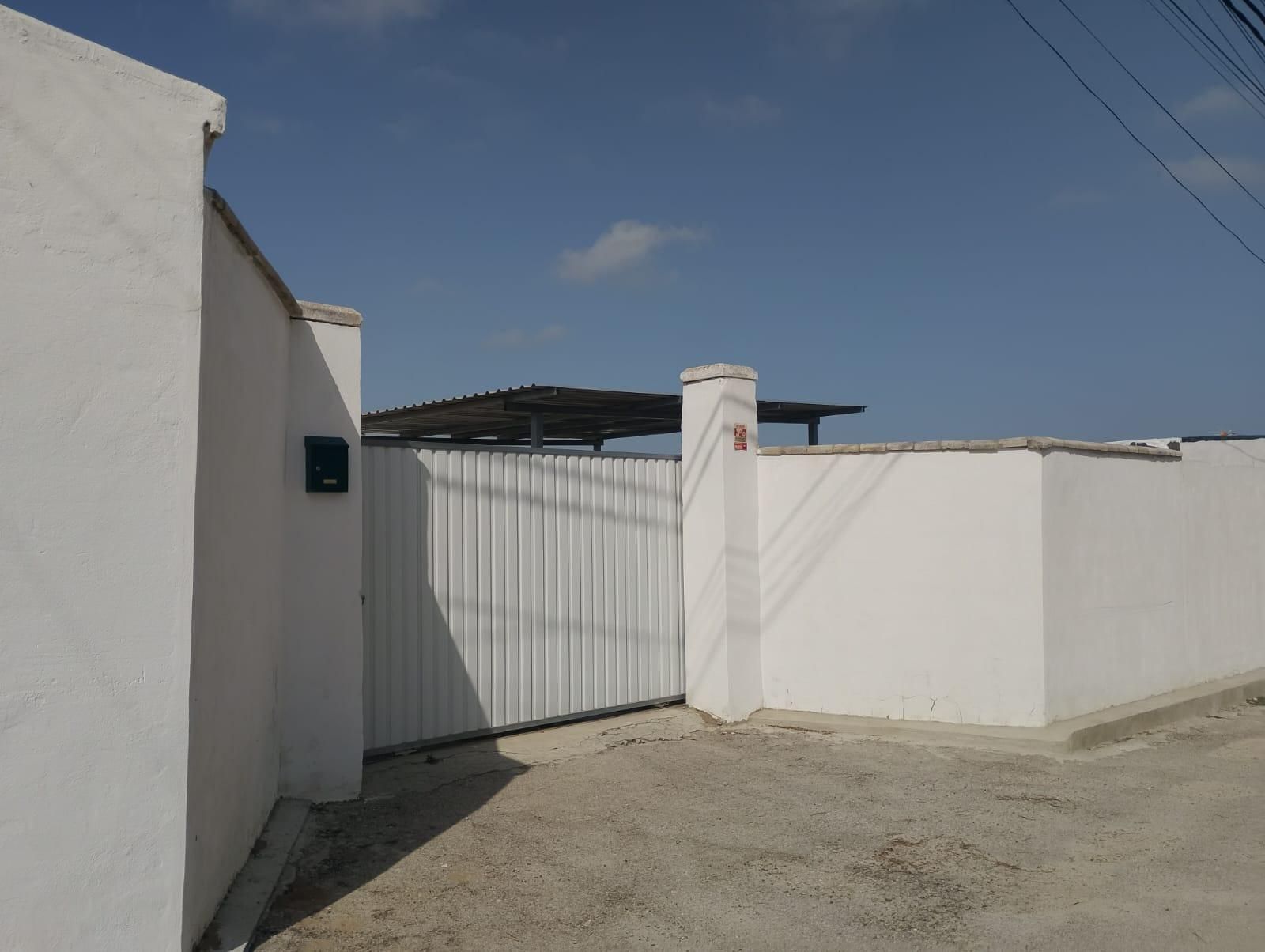 Vista exterior de Casa o xalet en venda en Chiclana de la Frontera amb Jardí privat i Traster