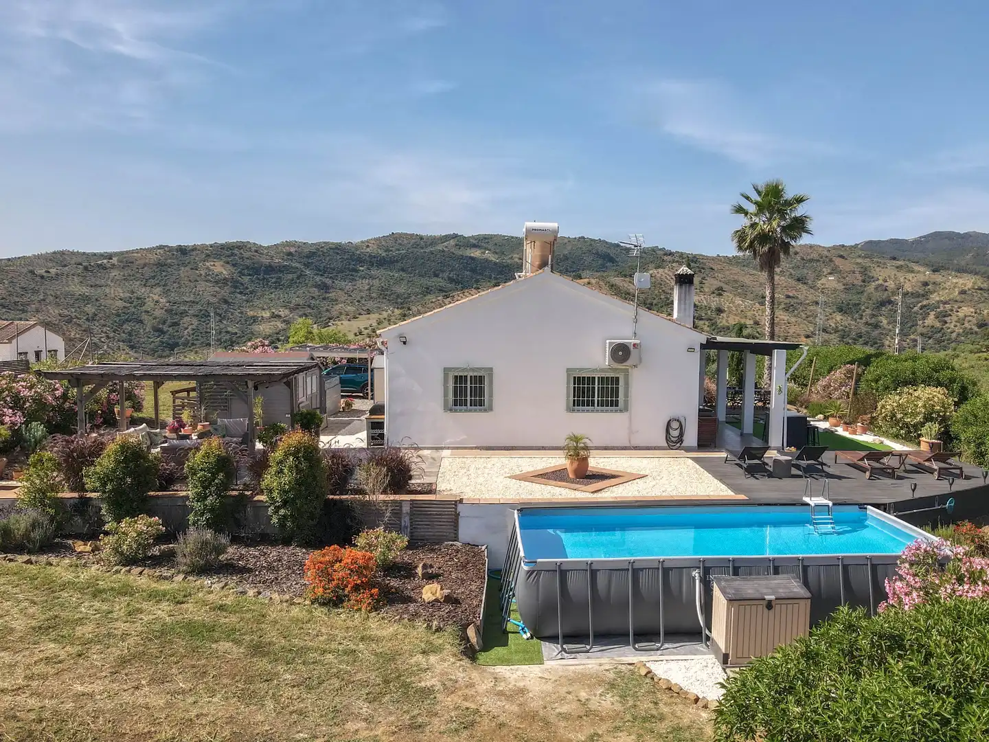 Vista exterior de Casa o xalet en venda en Tolox amb Aire condicionat, Jardí privat i Traster